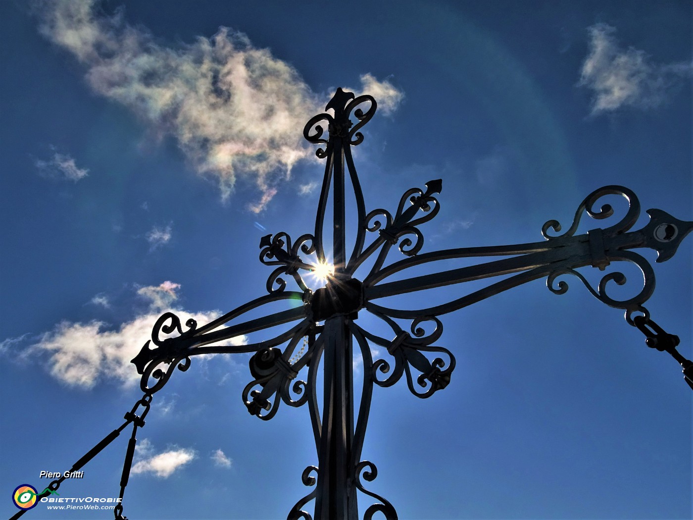 06 La stella del sole  e un'aureola colorata per la splendida croce del Corno Stella.JPG